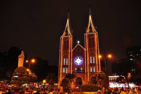 Nhà thờ Đức Bà không chỉ hút khách tham quan bởi có lối kiến trúc độc đáo mà còn là điểm đến yêu thích của người dân thành phố mỗi độ Giáng sinh về. 