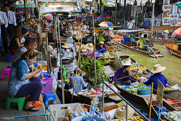 Damnoen Saduak là chợ nổi không họp trên sông mà họp trên các kênh rạch chằng chịt thuộc huyện cùng tên, tỉnh Ratchaburi cách Bangkok 105 km về phía Tây Nam. Đây được xem là ngôi chợ khá sầm uất và đa dạng hàng hóa. Chợ là địa điểm thu hút khách du lịch và là nơi du khách có thể mua hàng lưu niệm cũng như khám phá nét đẹp của cuộc sống người dân Thái trên kênh rạch rõ nét nhất. Ảnh: Juan Jose Rentero