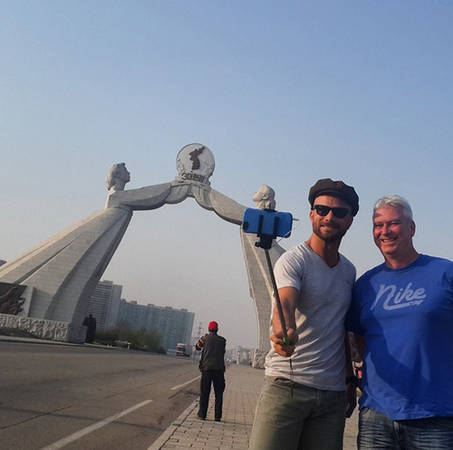 Hai du khách nước ngoài chụp ảnh cùng gậy selfie tại Bình Nhưỡng.