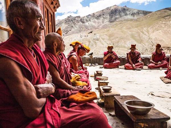 Các nhà sư Phật giáo Ấn Độ tu tập trong những tu viện giữa thiên nhiên.