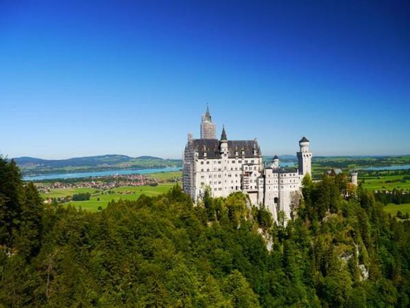 Lâu đài tuyệt đẹp Neuschwanstein ở Bavaria, Đức chính là nguyên gốc của lâu đài trong phim Sleeping Beauty (Nàng công chúa ngủ trong rừng).