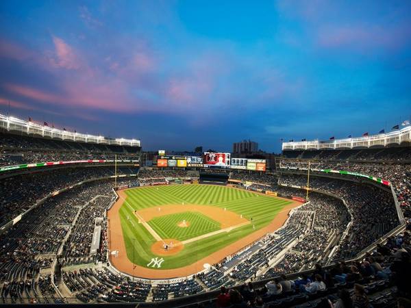 <strong>Trải nghiệm không khí ở sân vận động Yankee:</strong> Yankee là một sân vận động rộng lớn với kiến trúc tuyệt đẹp và các món đồ lưu niệm độc đáo. Du khách có thể đi tàu điện ngầm tới đây.