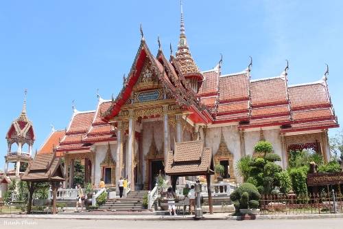 Hãy tìm đến ngôi chùa Chalong nổi tiếng, lớn và độc đáo nhất trong số 29 ngôi chùa ở đảo Phuket. Chùa còn có tên gọi khác là Chai Tararam do vua Thái Lan đặt, thuộc quận Muang, cách trung tâm thị trấn Phuket khoảng 8 km về phía nam và được xây dựng vào thời đại vua Rama II từ thế kỷ 19.