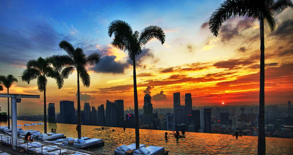 Tọa lạc trên tầng 57 của khách sạn Marina Bay Sands, từ bể bơi này có thể chiêm ngưỡng khung cảnh tuyệt đẹp của quận tài chính Marina Bay cũng như toàn thành phố Singapore. Ảnh: William Cho