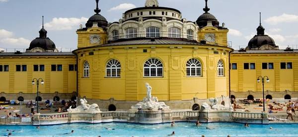 Budapest, Hungary: Đây là một trong những thành phố lớn và hấp dẫn nhất châu Âu. Điểm nhấn của chuyến đi tới thành phố này là các spa phục hồi sức khỏe, nơi có các bể bơi nước nóng được khai thác từ suối ngầm. Art Nouveau Gellért là lựa chọn lý tưởng cho những ai ưa thích sự sang trọng, với thiết kế tranh kính màu độc đáo. Széchenyi có bể bơi ngoài trời, xoáy nước và nhiều dịch vụ thú vị khác.