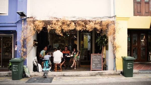Dọc theo con phố Arab, bạn có thể bắt gặp các quán cà phê yên tĩnh với không gian trầm lắng, đi ngược lại nhịp sống sôi nổi, trẻ trung của đảo quốc Singapore.