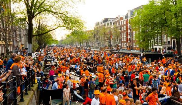 Ngày Nữ hoàng (Queen Day’s) được tổ chức vào ngày 30/4 hàng năm là lễ hội đường phố lớn nhất Hà Lan. Ảnh: Survivingamsterdam.com