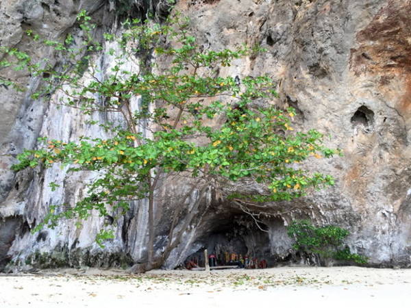 Động Pranang, phần hồn linh thiêng của đảo Railay - Ảnh: Băng Giang