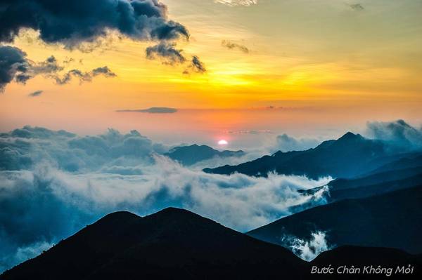 Vượt qua hơn 200 km đường đèo dốc quanh co từ Hà Nội, thành quả mà bạn sẽ nhận là niềm hân hoan tột độ khi được tận mắt ngắm nhìn biển mây bồng bềnh trong ánh rực rỡ của bình minh.