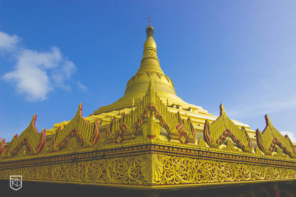 Chùa The Global Vipassana, Ấn Độ. Hình dạng ngôi chùa là một bản sao của chùa Shwedagon tại Yangon, Myanmar. 