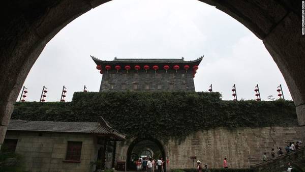 Cổng Zhonghua là một pháo đài có diện tích 15.168 m2 với 4 lớp phòng thủ và di tích ba lâu đài lớn bên trong.