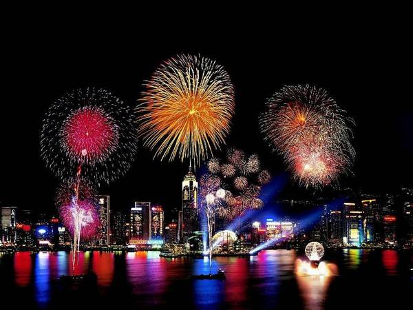 Màn pháo hoa chào đón năm mới tại Hong Kong là một cảnh tượng vô cùng rực rỡ và được nhiều người trông đợi.