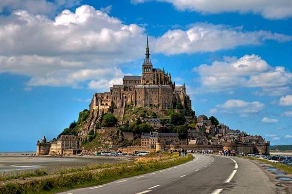Lâu đài của cha mẹ nàng công chúa Rapunzel trong phim Tangled (Nàng công chúa tóc mây) được mô phỏng từ vùng Mont Saint-Michel tuyệt đẹp ở Normandy, Pháp.
