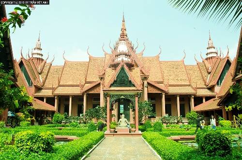 Bảo tàng quốc gia Campuchia, một công trình kiến trúc đặc biệt đồng thời là kho tàng điêu khắc nổi bật. Ảnh: Trần Việt Anh