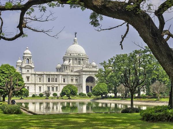 Tòa nhà Victoria Memorial ở thành phố Kolkata được xây dựng để tôn vinh hoàng gia Anh, vì vậy tòa nhà có kiến trúc Tây Âu.