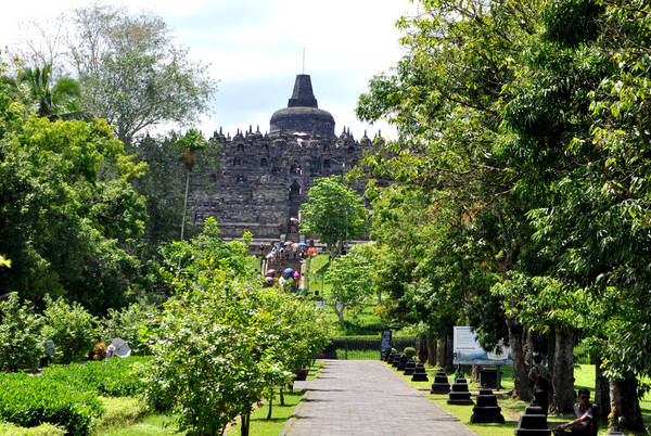 Đền Borobudur có vị trí thuận lợi cách Yogyakarta khoảng 40km về phía bắc. Để đến tham quan được ngôi đền, du khách có thể đi xe taxi từ trung tâm Yogyakarta hoặc thuê xe máy. Ảnh: Dato' Professor Dr. Jamaludin Mohaiadin