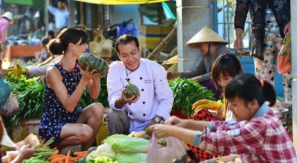 Du khách sẽ đến với chợ Châu Đốc để chọn nguyên liệu, trước khi đến với làng Chăm yên bình để tham gia lớp học nấu ăn. Ảnh: buffalotours.com