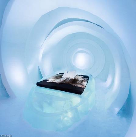 Một thiết kế phòng ngủ độc đáo bằng băng tuyết của The Ice Hotel - Ảnh: Daily Mail