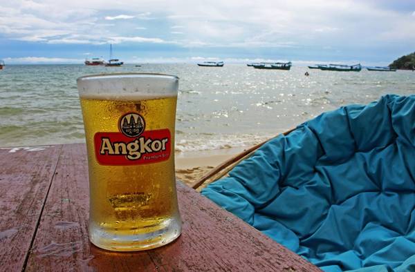 Thưởng thức một ly bia Angkor bên bờ biển là một trải nghiệm rất tuyệt vời. Ảnh: ourglobaltrek.com