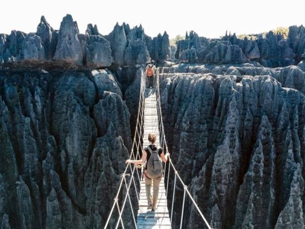 Vườn quốc gia Tsingy de Bemaraha, Madagascar: Đây là một trong những địa điểm kỳ lạ nhất mà bạn có thể khám phá. Những phiến đá, khối đá vôi to lớn và sắc nhọn bao phủ gần như hoàn toàn diện tích nơi đây, thậm chí có những khối đá cao tới 120 m. Đây là nơi mà người ta 'không thể đi chân không' để khám phá được.