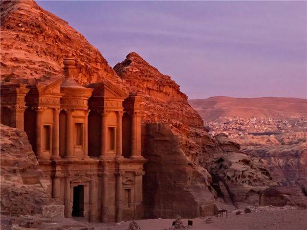 Petra, Jordan: Tàn tích Petra là một trong những địa điểm thu hút nhiều du khách khi đến Jordan. Tuy nhiên, nhiều di tích ở khu vực này đang bị lún xuống dần dần do ảnh hưởng của gió và mưa liên tục trong nhiều thế kỷ.