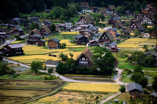 Ngôi làng cổ xinh đẹp này cũng chính là nơi tác giả Fujiko Fujio sáng tác những tập đầu tiên của bộ truyện tranh Đôrêmon nổi tiếng. Năm 1995, làng Shirakawa được biết đến nhiều hơn khi UNESCO công nhận là Di sản văn hóa Thế giới. Ảnh: sakura_chihaya+