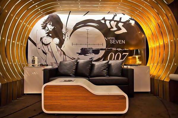 Căn phòng đậm chất điệp viên 007 phía trong khách sạn Le Seven, Paris, Pháp dành cho các fan hâm mộ của James Bond.