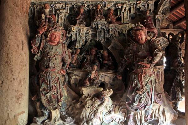 Tại chùa Thượng, người ta còn thấy các động bằng đất đắp, trong và xung quanh các động có khá nhiều tượng.