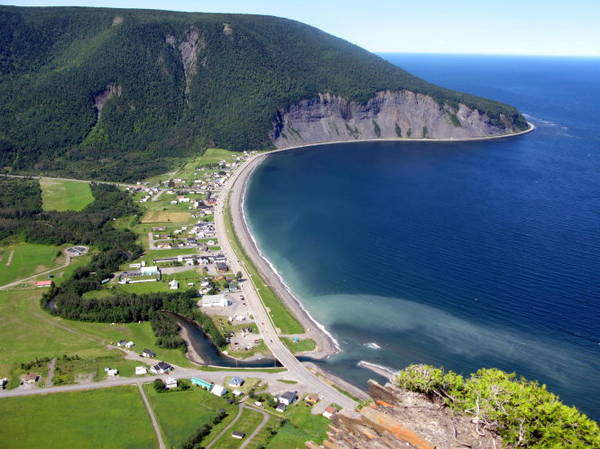 Làng Mont St-Pierre ở Gaspesia thuộc tỉnh bang Québec trên đường mòn quốc tế Appalachian - Ảnh: wp