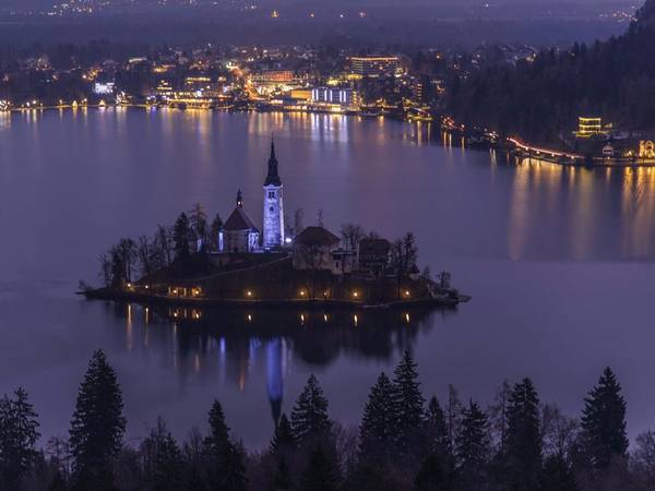 Thị trấn Bled của Slovenia nổi tiếng với phong cảnh đẹp đến nghẹt thở. Bao quanh là hồ nước xanh ngọc, điểm nhấn của Bled là một nhà thờ cổ kính nằm trên một hòn đảo nhỏ. Ảnh: Shutterstock/Alescrivee.