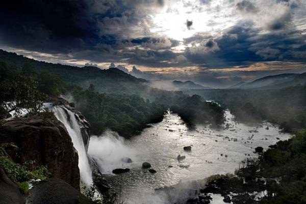 3. Thác nước Athirapally đổ xuống từ độ cao 40 m, nằm trong một khu rừng nhiệt đới xanh mát. Thuộc bang Kerala, Athirapally là một trong những điểm du lịch hấp dẫn, thu hút rất nhiều khách đến tham quan và khám phá. Ảnh: Iriyas