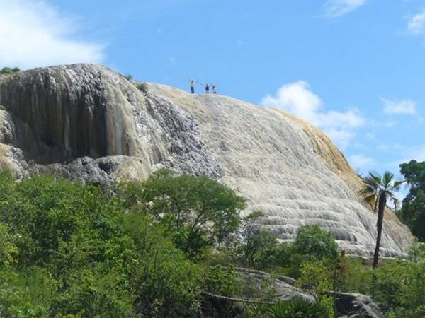 <strong>Thác nước hóa đá (Mexico): </strong>Cái tên của dòng thác Hierve el Agua có nghĩa là “nước sôi”, nhằm mô tả dòng nước suối khoáng nóng sủi bọt. Nhìn từ xa, thác trông giống bị đóng băng khi chảy xuống từ núi. Dòng nước giàu chất khoáng đổ qua rìa đá được hình thành qua nhiều năm, tạo thành cảnh quan kỳ vỹ.
