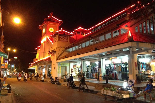 Một góc chợ đêm Tây Đô. Ảnh: vietnamtourism.com