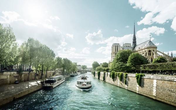 Nhà thờ Đức Bà Paris và dòng sông Seine thơ mộng.