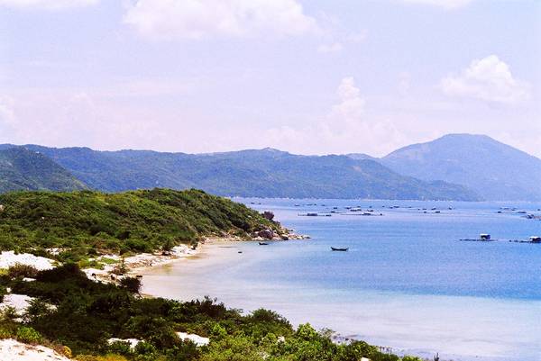 Khung cảnh nhìn từ bán đảo Đầm Môn. Ảnh: kado33