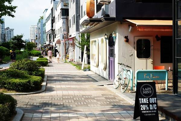 Café Alley, Baekhyeon-dong, Bundang: Tập 2 của phim có cảnh Do Min-jun đạp xe qua phố. Con hẻm nhỏ này có tên Café Alley of Baekhyeon-dong (hay còn gọi là Pangyo Café Alley), một trong 3 con hẻm cà phê nổi tiếng ở Bundang. Cuối hẻm là một quán cà phê mang tên “I’m Home” với phong cách cổ điển, nhỏ nhắn và ấm cúng. Hẻm Café Alley càng trở nên nổi tiếng sau khi bộ phim được phát sóng. Ảnh: blogspot.