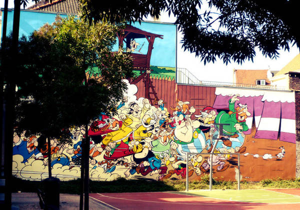 Bích họa đầy màu sắc về Astérix và những người bạn trên một bức tường của một sân chơi - Ảnh: wp