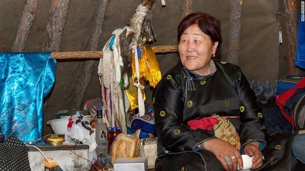 Bà Enkhatuya là pháp sư trưởng của một nhóm nhỏ người Dukha tới sống cạnh hồ Khovsgol, với mong muốn thu được lợi nhuận từ du lịch. Bà tiếp xúc với những du khách tò mờ tới từ khắp nơi trên thế giới.