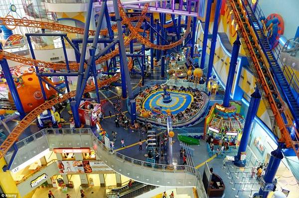 Công viên giải trí Berjaya Times Square là công viên trong nhà lớn nhất Malaysia - nằm trong Trung tâm thương mại Berjaya Times Square ở Kuala Lumpur, với diện tích 12.360 m2 phủ khắp 3 tầng, bao gồm nhiều trò chơi thú vị. Ảnh: Alamy.