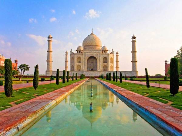 Kỳ quan kiến trúc bằng đá cẩm thạch trắng, khu đền Taj Mahal là món quà tình yêu của hoàng đế Mughal tặng cho người vợ đã mất. Hình ảnh đền soi bóng xuống mặt hồ phía trước là một cảnh đẹp khó quên với du khách.