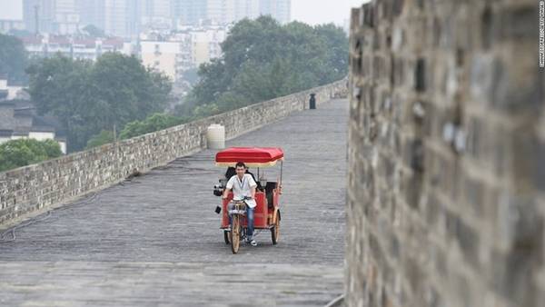 Nằm ở Nam Kinh, khoảng 22 km trong số 25 km còn lại của tường thành đã mở cửa đón khách tham quan vào tháng 8/2015. Du khách có thể đăng ký tour tham quan bằng xe kéo nếu ngại đi bộ.