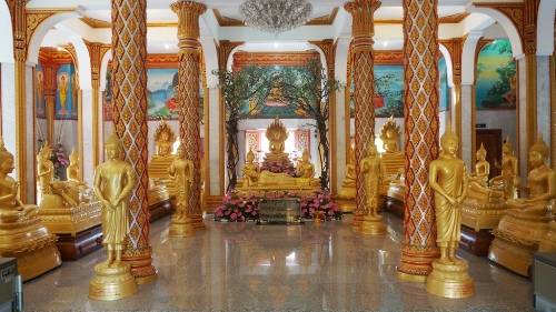Trong chùa thờ bức tượng mạ vàng là vị thầy tu tôn kính Luang Po Cham – ông đã dẫn dắt cho người dân Phuket đấu tranh chống lại cuộc xâm lược của phiến quân Trung Quốc vào năm 1876.