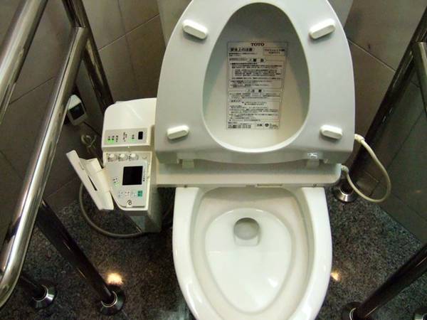 Hệ thống nhà vệ sinh công cộng: Ngoài sự sạch sẽ, các nhà vệ sinh công cộng ở Nhật còn được trang bị toilet có công nghệ hiện đại như sưởi ấm, vòi xịt, thậm chí phát nhạc để bạn không phải xấu hổ khi tạo ra tiếng động. Ảnh: Mb.