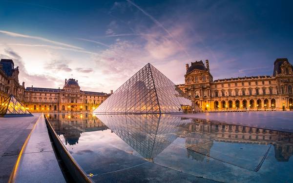 Bảo tàng Louvre với thiết kế ấn tượng, hiện đại.