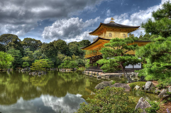 Kinkaku-ji hay còn gọi là chùa Gác Vàng là điểm thu hút du lịch phổ biến nhất ở Nhật Bản và Kyoto.