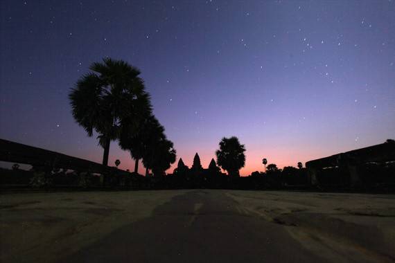 Để đón được cảnh bình minh ở khu đền Angkor Wat (Campuchia), bạn phải dậy từ lúc 4h, bắt tuk-tuk hoặc taxi đến đền.