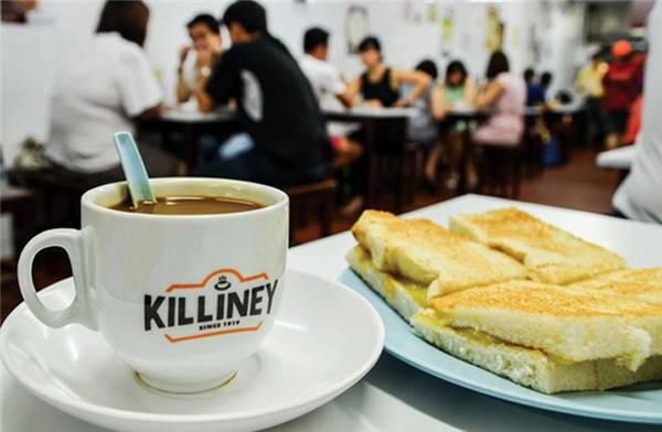 Bữa sáng với bánh mì nướng kaya và tách kopi tại một cửa hàng Killiney Kopitiam