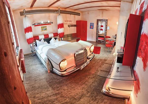 Khách sạn V8 tại Stuttgart, Đức là một " giấc mơ" dành cho những người yêu xe hơi.