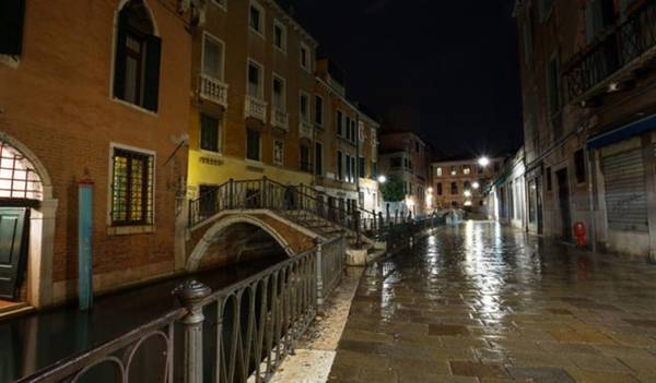 Một con đường vắng vẻ về đêm ở Venice - Ảnh: escapehere 