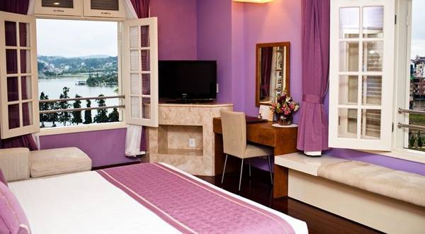 Màu tím lãng mạn là tông màu chủ đạo trong hầu hết các nội thất của khách sạn Ngọc Lan Đà Lạt.